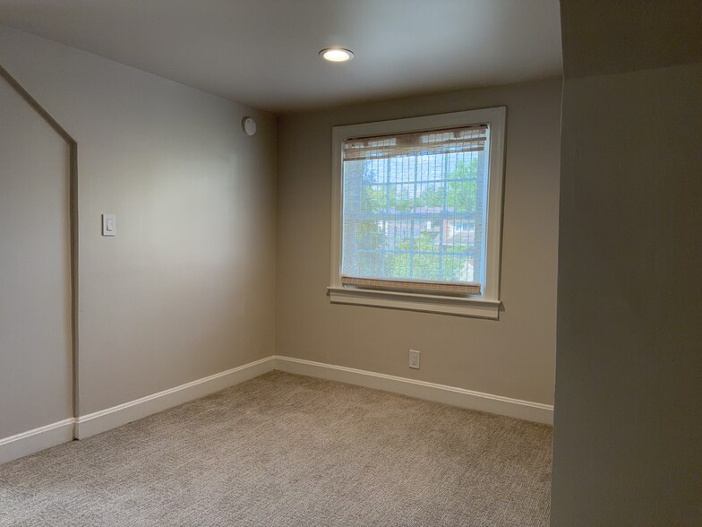 Sitting area in Primary Bedroom - 2602 W Linden Ave