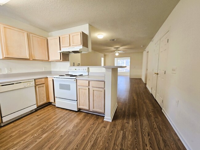 Building Photo - "Spacious 1391 Sq Ft Condo in Raleigh's Pr...