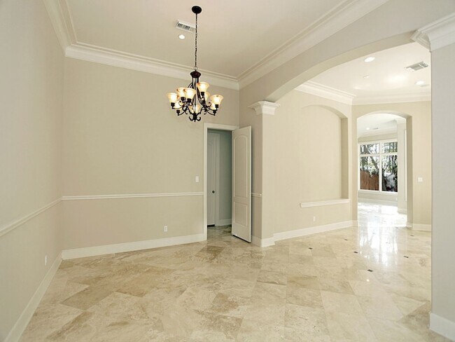 Building Photo - 15 Serenade Pines Pl