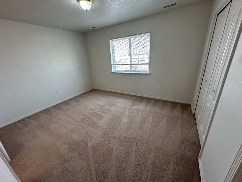 Building Photo - 116-118 NE Lotus Ct