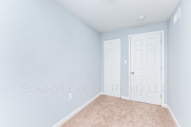 Building Photo - 2032 Kelmore Rd