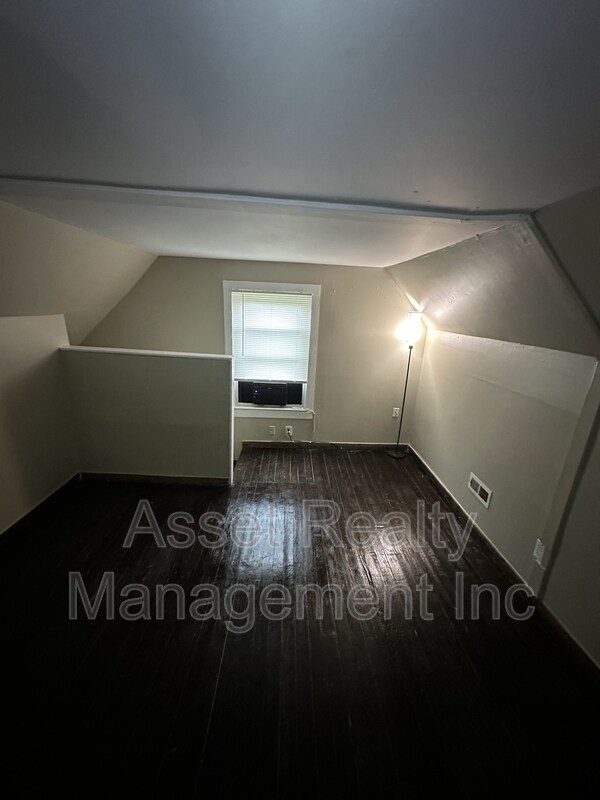 Building Photo - 500 W Strang St
