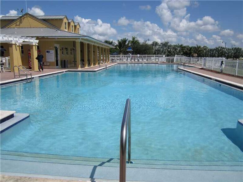 Building Photo - 2271 NE 42nd Cir