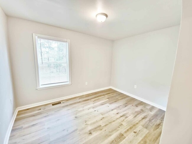 Building Photo - VERY SPACIOUS HOME! 4 Bedroom, 2 bathroom ...