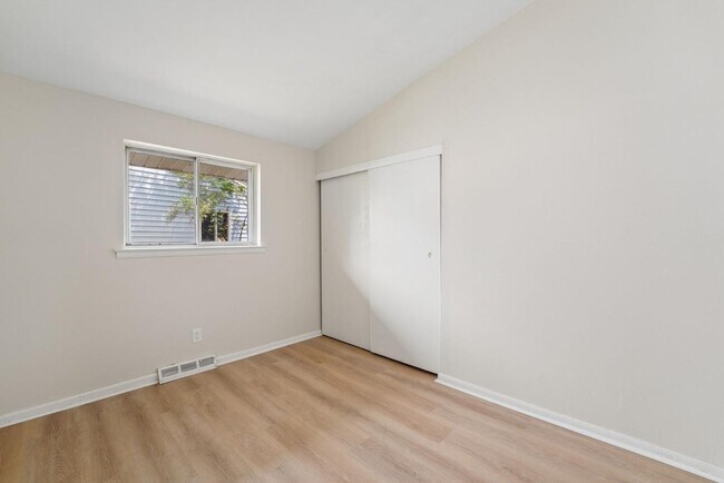 Building Photo - 5038 Betsy Dr