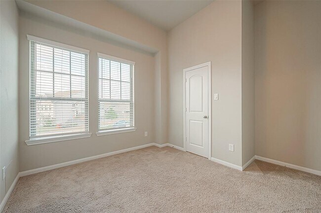 Building Photo - 8700 Laurel Crest Dr