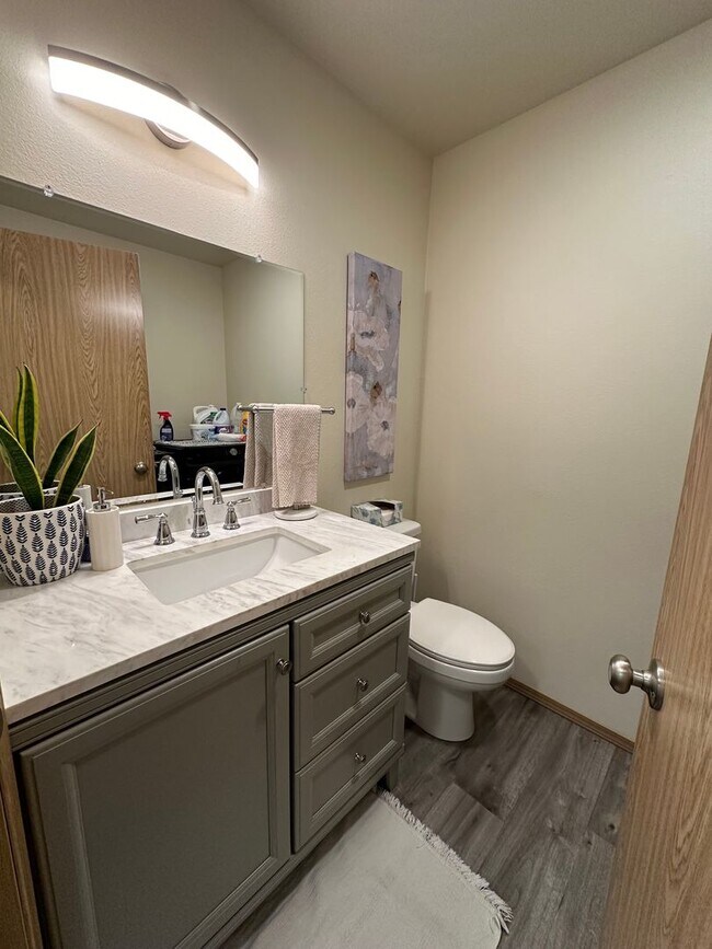 Building Photo - Large 3bd, 2.5 Bath Townhome for Rent in N...