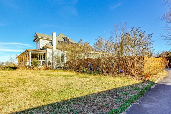 Building Photo - 4 Bed • 2 Bath Furnished Home – Utilities Included