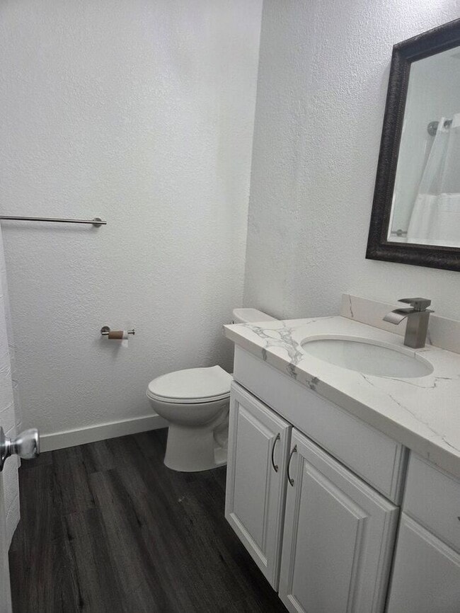 Building Photo - Tacoma 5 Bed, 2 Bath Split Level With Large Fenced Back Yard on Dead End Street!