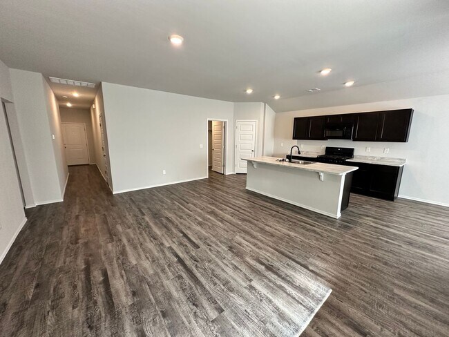 Building Photo - Move -in Special: Stunning 4-Bedroom, 2-Ba...