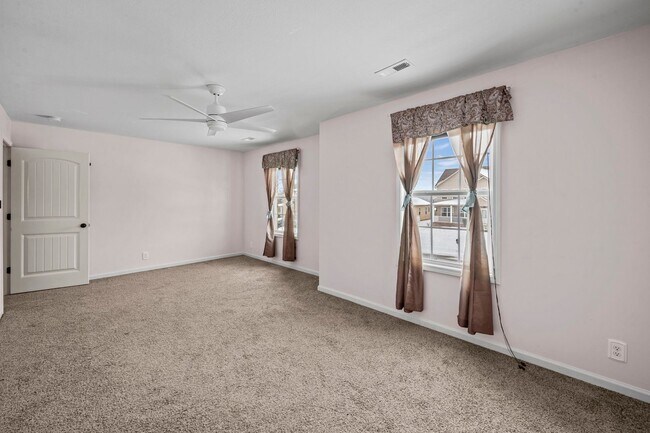 Building Photo - Move-In Special Available! Spacious 3BR Home with Bonus Room, Fireplace & Fenced Yard