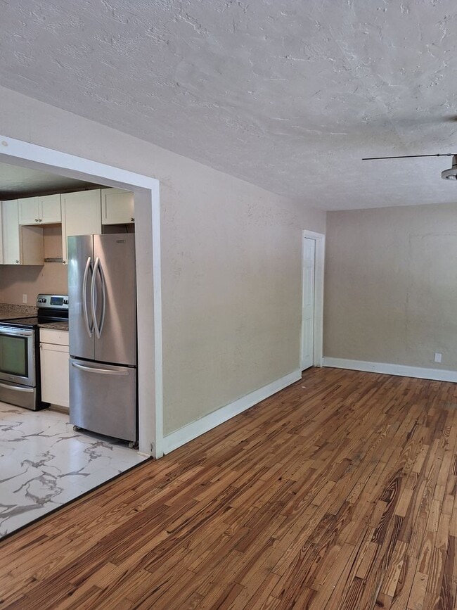 Building Photo - To schedule a Showing or Submit an Application please visit: https://www.rpmdiversified.com/house...