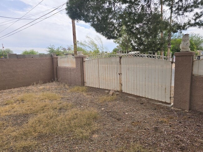 Building Photo - Spacious 3bd/1ba in a HUGE GATED Property!