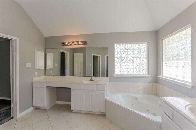 Building Photo - 2207 Stoneycreek Park Ct