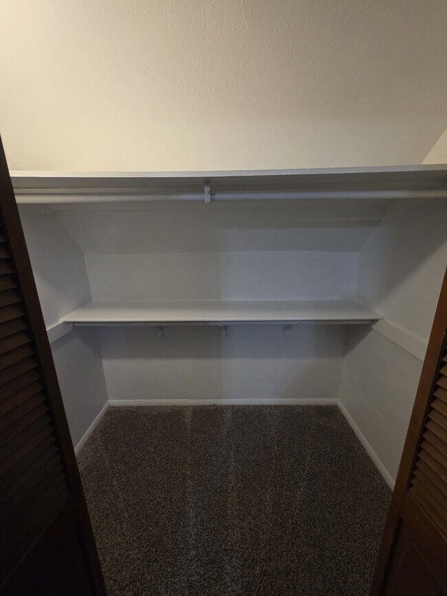 Building Photo - 2 story townhome, 3 bed 2 bath
