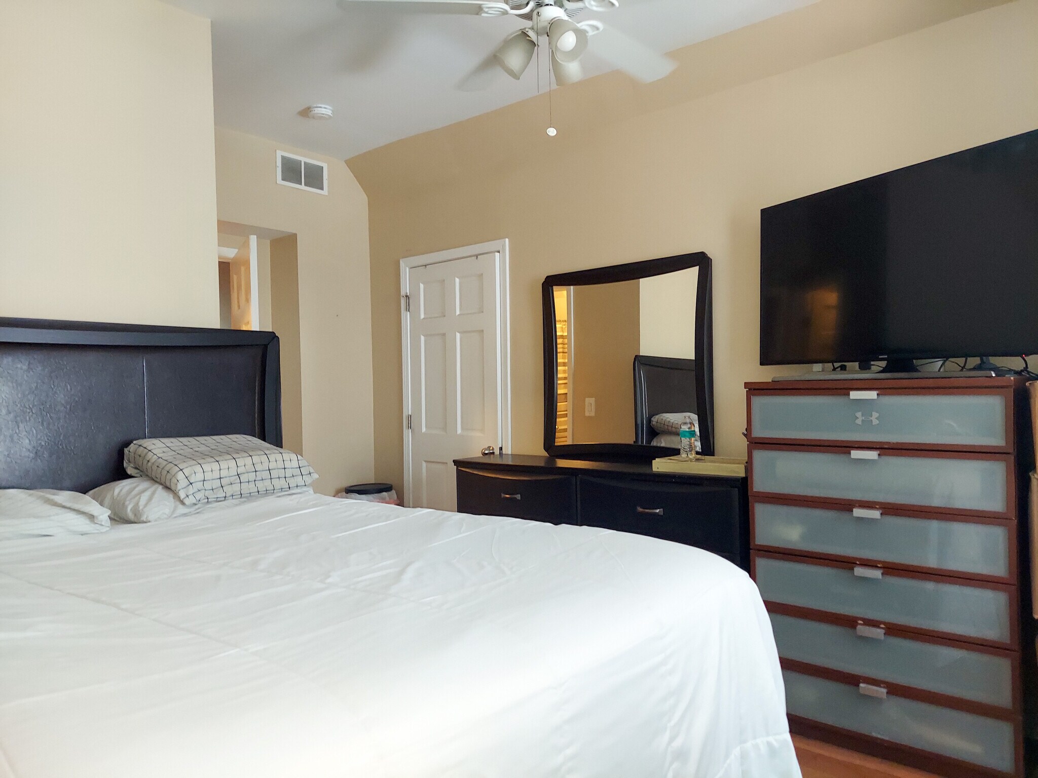 Building Photo - 1832 W Addison St