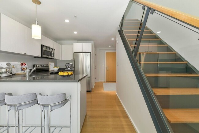 Building Photo - 2 Earhart St