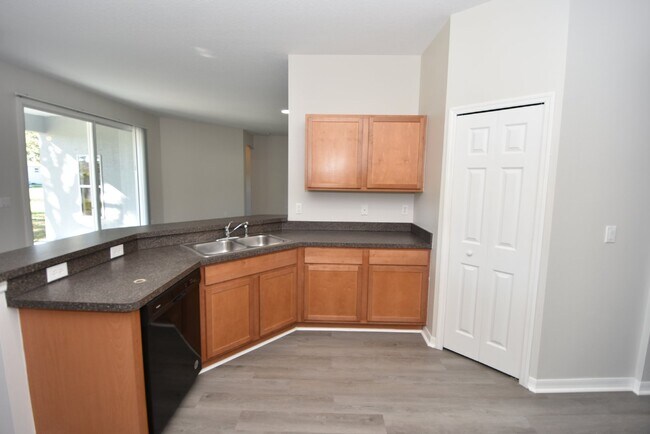 Building Photo - 4 bed, 2 bath located in Matanzas Woods su...