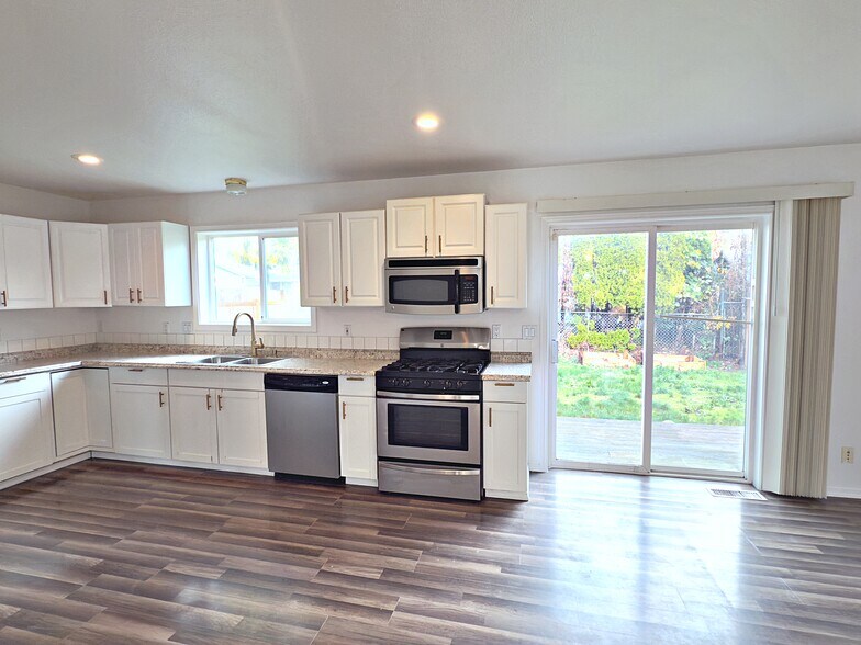 Building Photo - 6731 SE Fern Ave