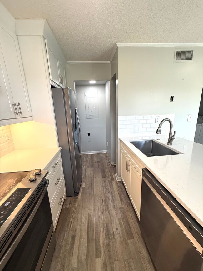 Building Photo - COMPLETELY RENOVATED TOWNHOUSE