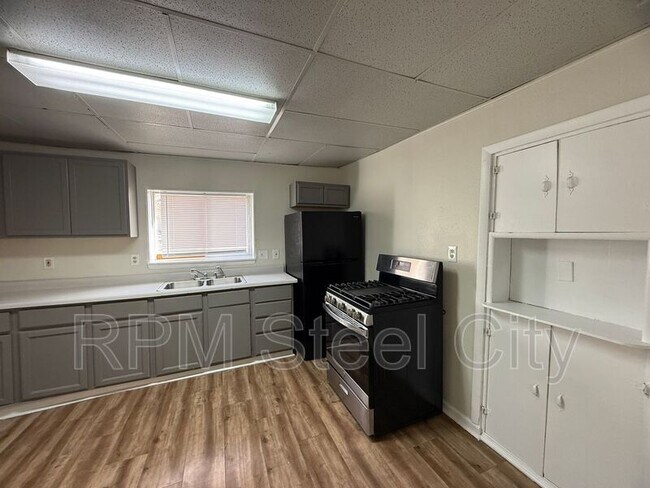 Building Photo - 927 E 1st St