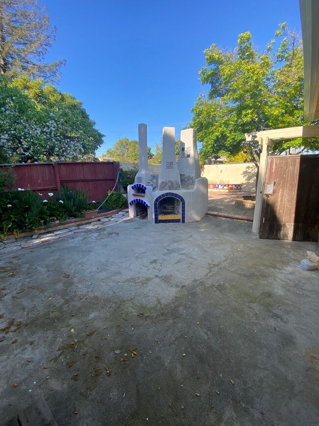 Building Photo - Bright & Cheery 2 Bedroom Home