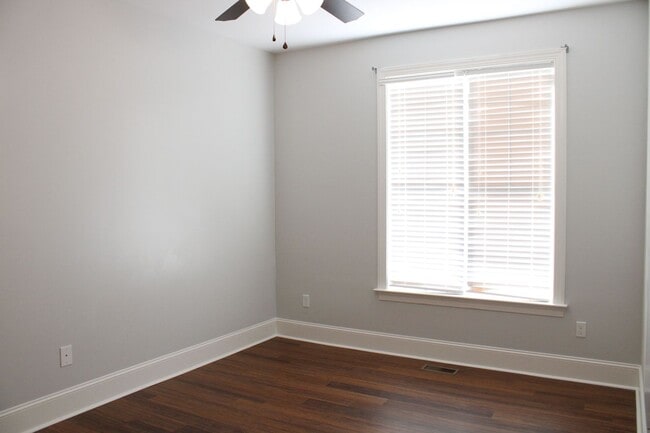 Building Photo - 3211 Walbrook Pl N