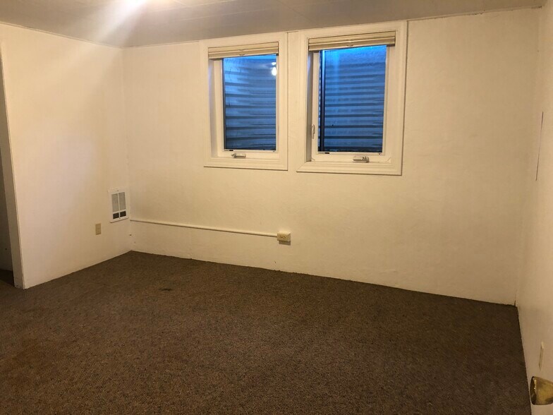 Building Photo - 450 NW Larry St