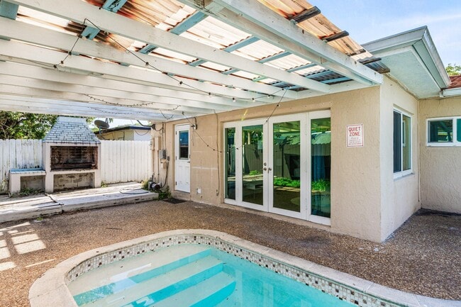 Building Photo - 1121 N 66 Terrace