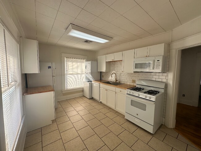 Building Photo - 201-203 W Acres St