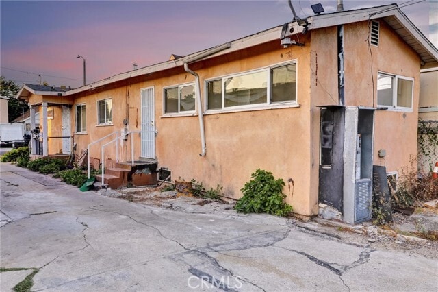Building Photo - 950 E 48th St