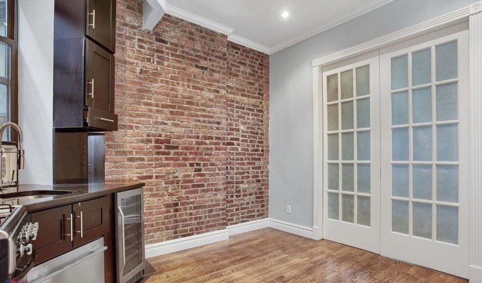 Building Photo - Mott Street