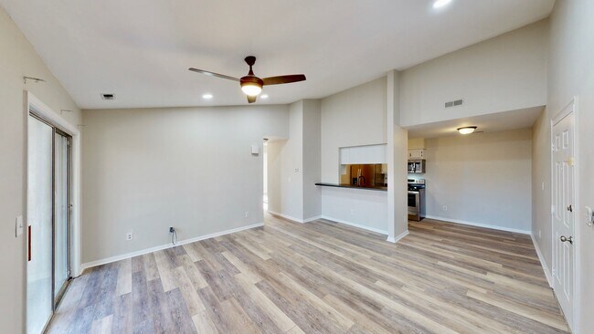 Building Photo - 9617 Vinca Cir