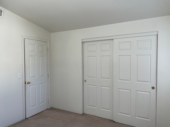 Building Photo - Very Nice 2 bedroom 1.5 Bath Townhome