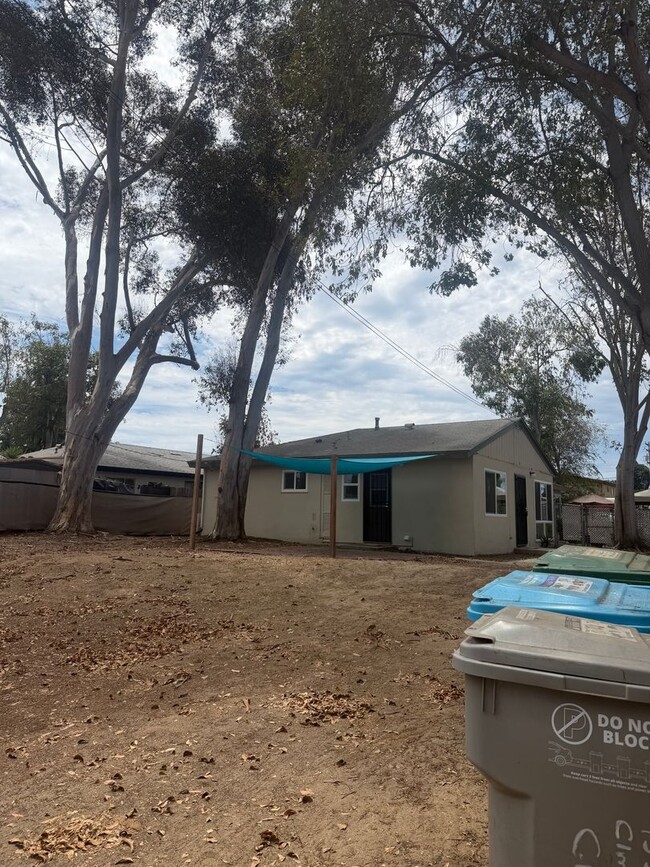 Building Photo - 2 Bedroom 1 Bath Duplex for Rent