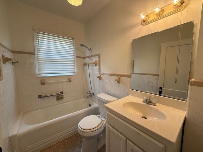 Building Photo - Pensacola - 3 bedroom, 1 bathroom - Old Style Shotgun Home with Original Charm