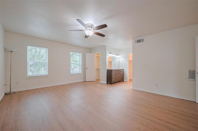 Building Photo - 13040 Trail Hollow Dr
