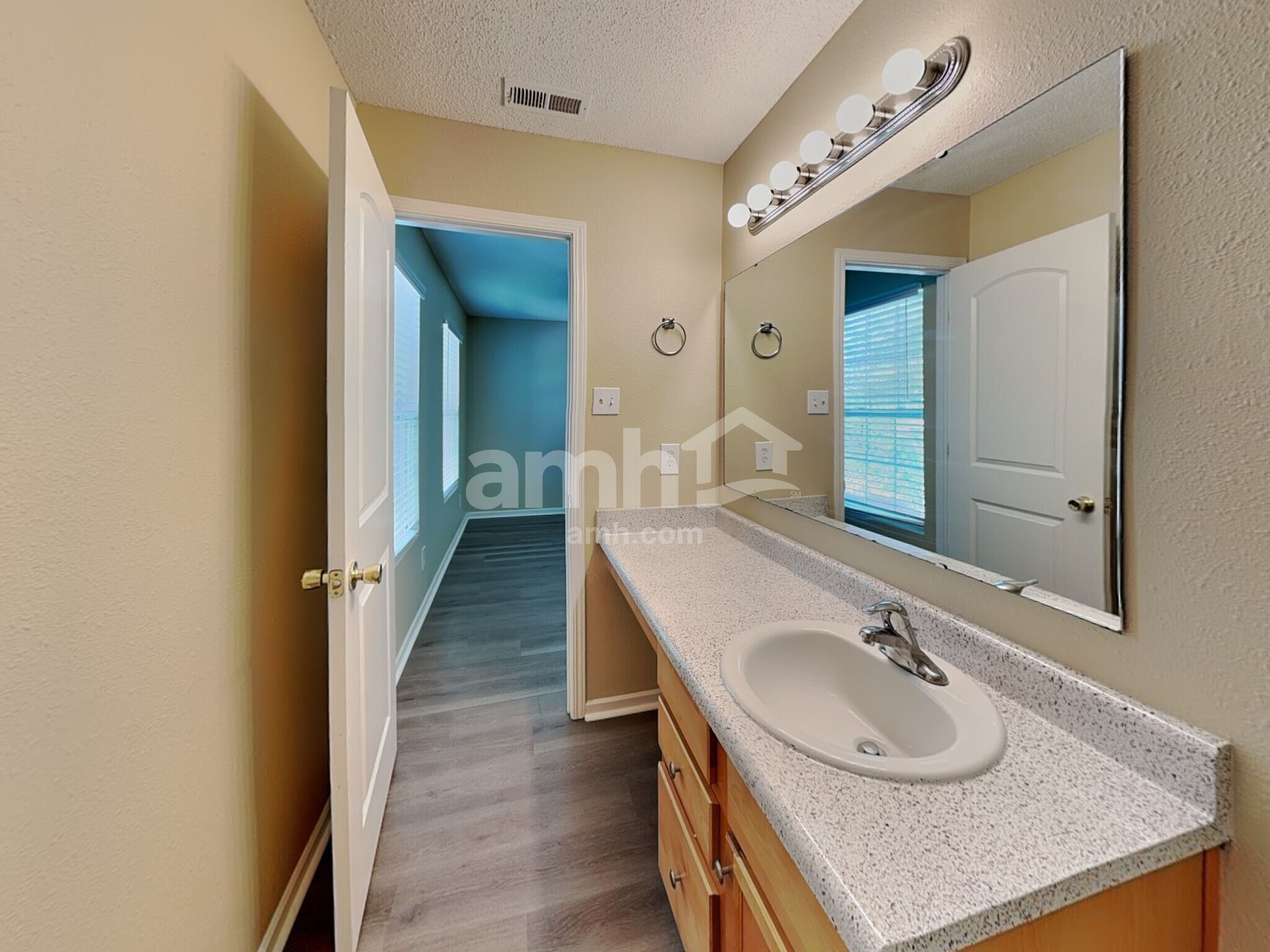 Building Photo - 10891 Albertson Dr