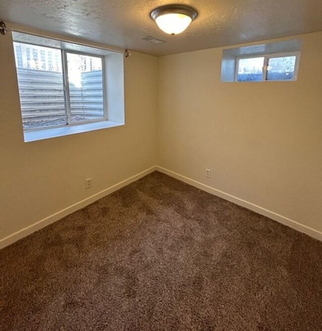 Building Photo - Duplex For Rent in South Salt Lake!