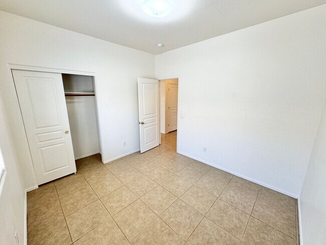 Building Photo - 4 Bedroom/2 Bath Single Level Home In Avondale! Golf Course Lot