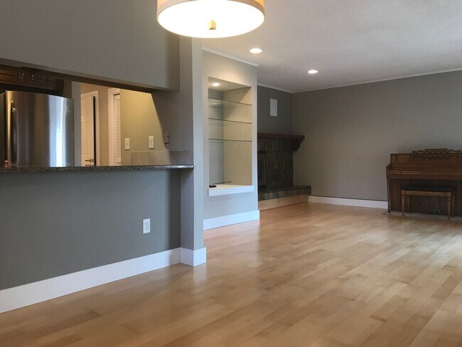 Building Photo - Updated 2 bed 2 bath Plus Office (Or Third...