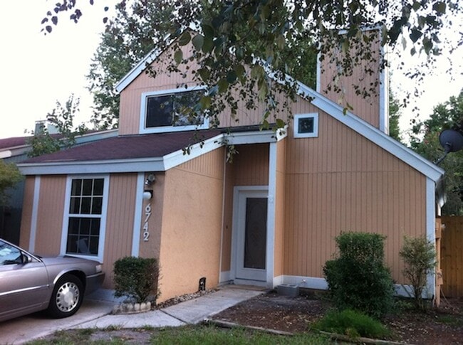 Building Photo - Charming 3-Bed, 2-Bath Home in a Prime Location! Move in Specials:$100 off your first month's ren...