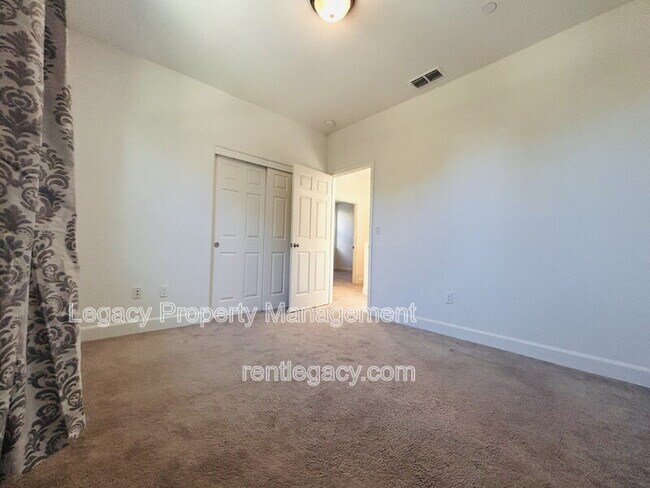 Building Photo - 320 Fruitvale Rd