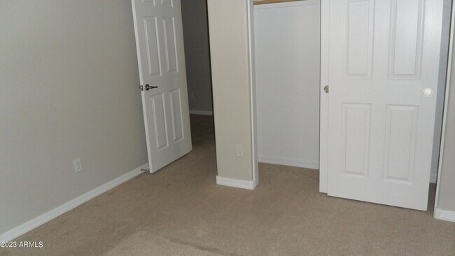 Building Photo - Large 4 Bedroom 3 Bath Home!