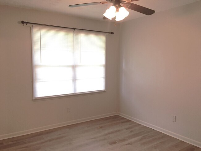 Building Photo - Charming 3 Bedroom, 2 Bath with Sunroom