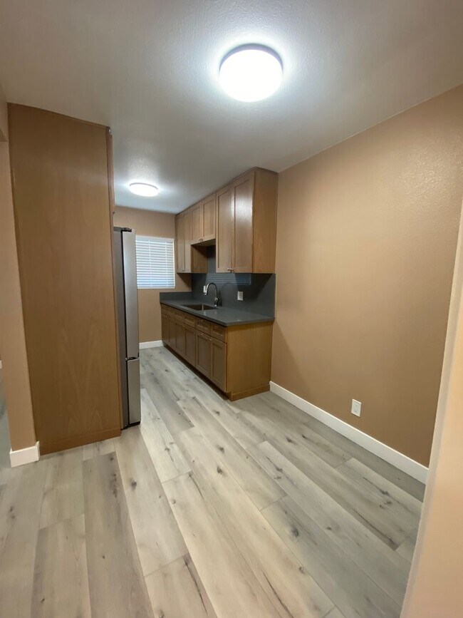Building Photo - NEWLY RENOVATED 1 BEDROOM/1 BATH!