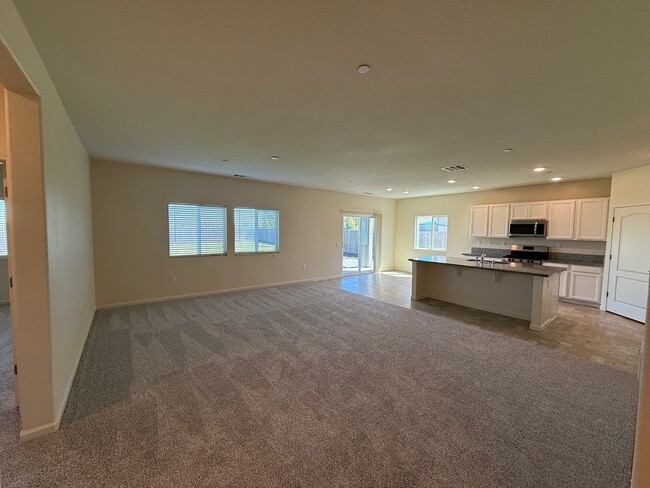 Building Photo - Single story home in with large backyard!
