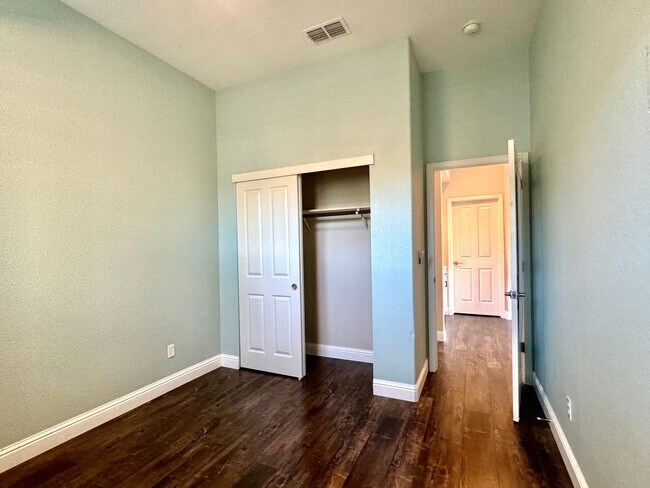 Building Photo - CLEAN AND SPACIOUS ONE STORY, 3 BED, 2 BATH, 2 CAR GARAGE IN WEST SACRAMENTO