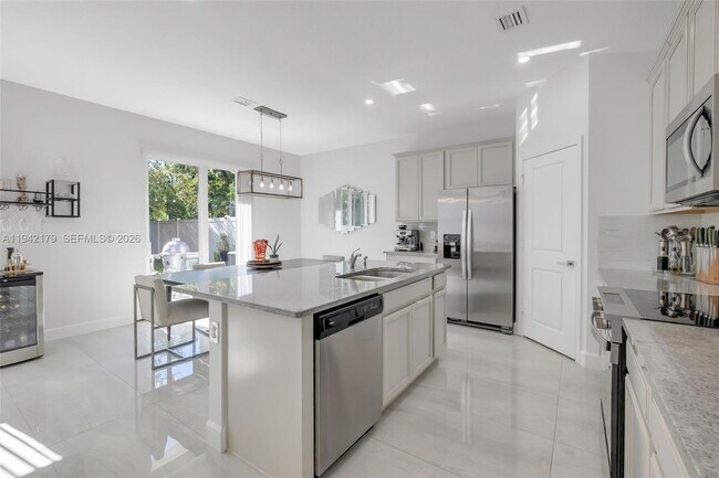 Building Photo - 1827 Lake Cove Dr