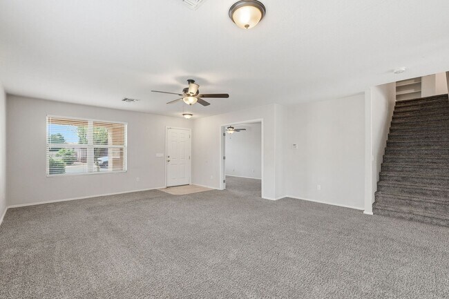 Building Photo - HUGE 6 Bedroom Home - Westgate and Freeways Nearby!